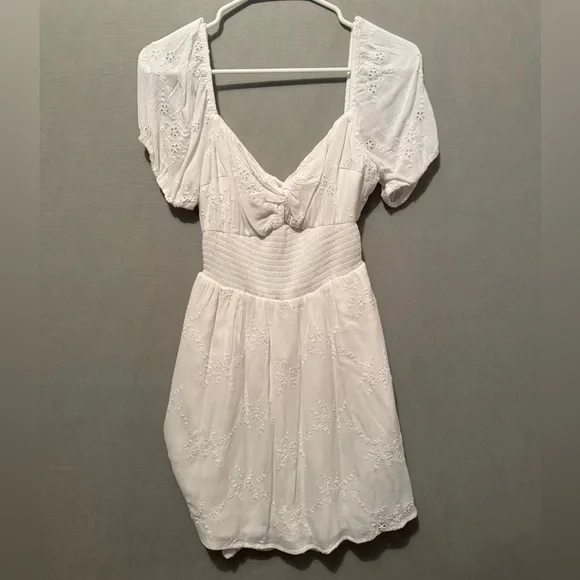 NWT Hollister white eyelet puff sleeve mini dress Size Medium - Picture 5 of 5